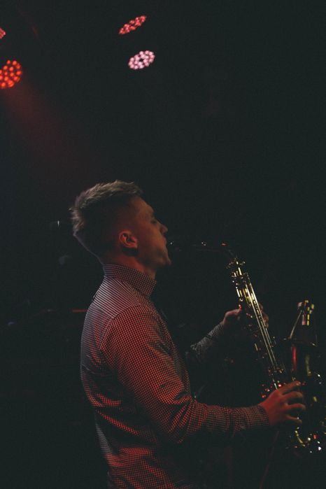 Професійний саксофоніст