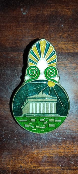 Três clipes de papel, em bronze