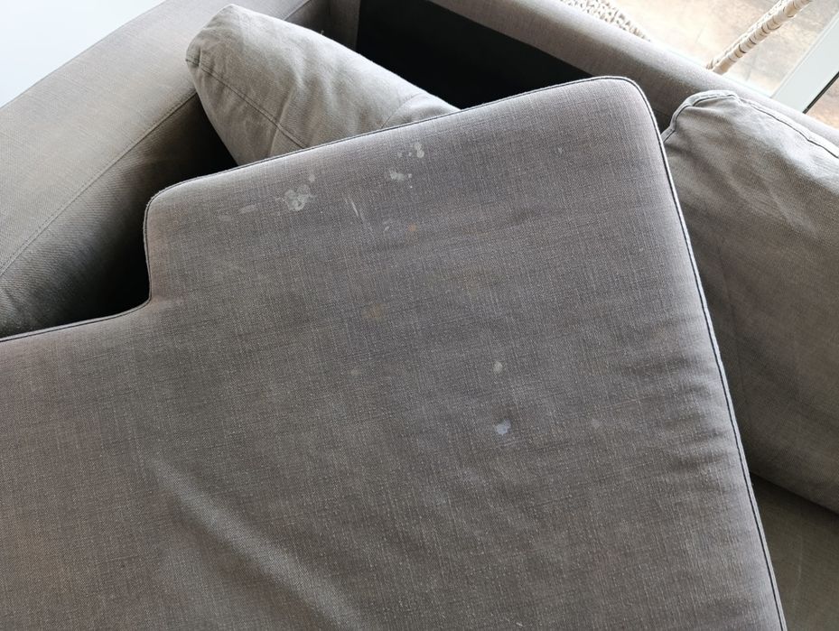 O sofá. Usada. Precisa de limpeza.