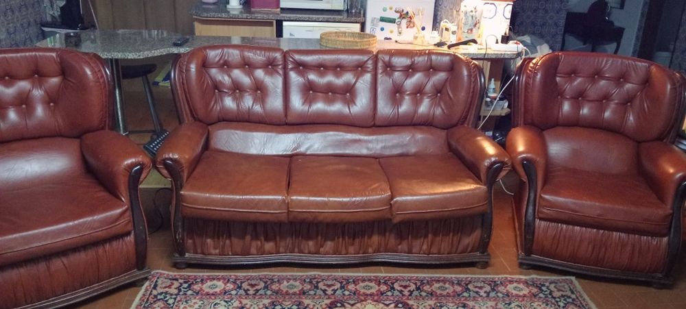 Sofá cama de 3 lugares e duas poltronas em pele