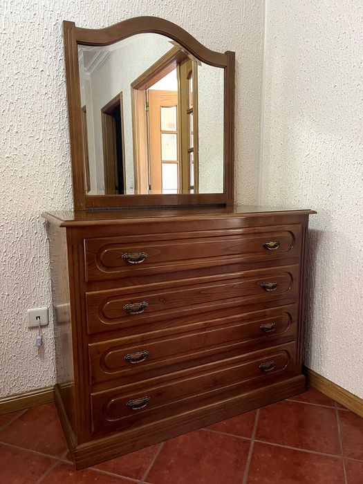 Cómoda com espelho e 4 gavetas