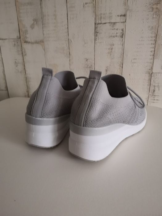 Buty sportowe - bardzo wygodne - roz. 38 Praktycznie nowe.