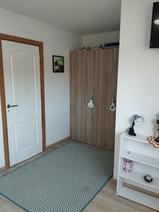 Alugo quarto , com acesso independente.