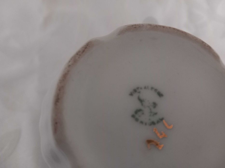 Leiteira da Vista Alegre porcelana moldada  relevada período 1881/1921