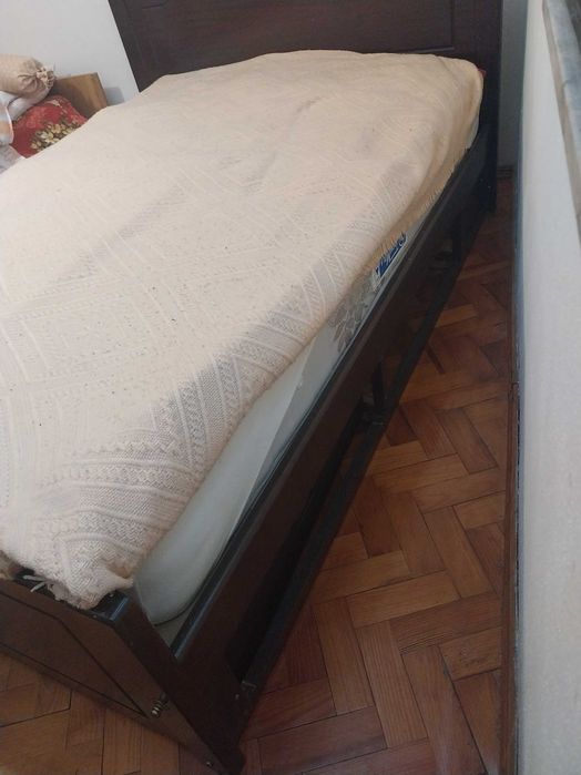 Cama + mesas cabeceira + cómoda + colchão - quarto