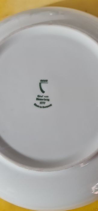 Conjunto de loiça em porcelana filetada a ouro