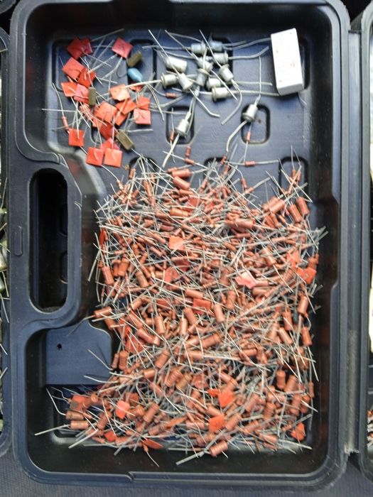 Радиодетали много! конденцаторы, резисторы, диоды...