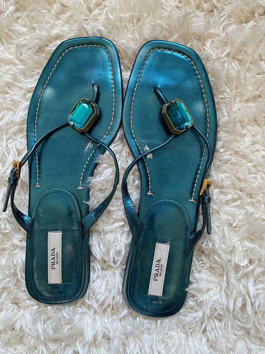 Prada бірюзові шльопанці з великим кристалом 38