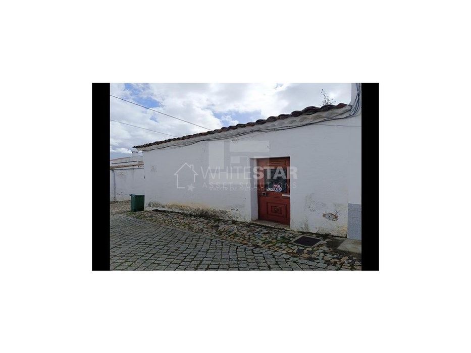 Moradia em ruína no centro da vila da Vidigueira.