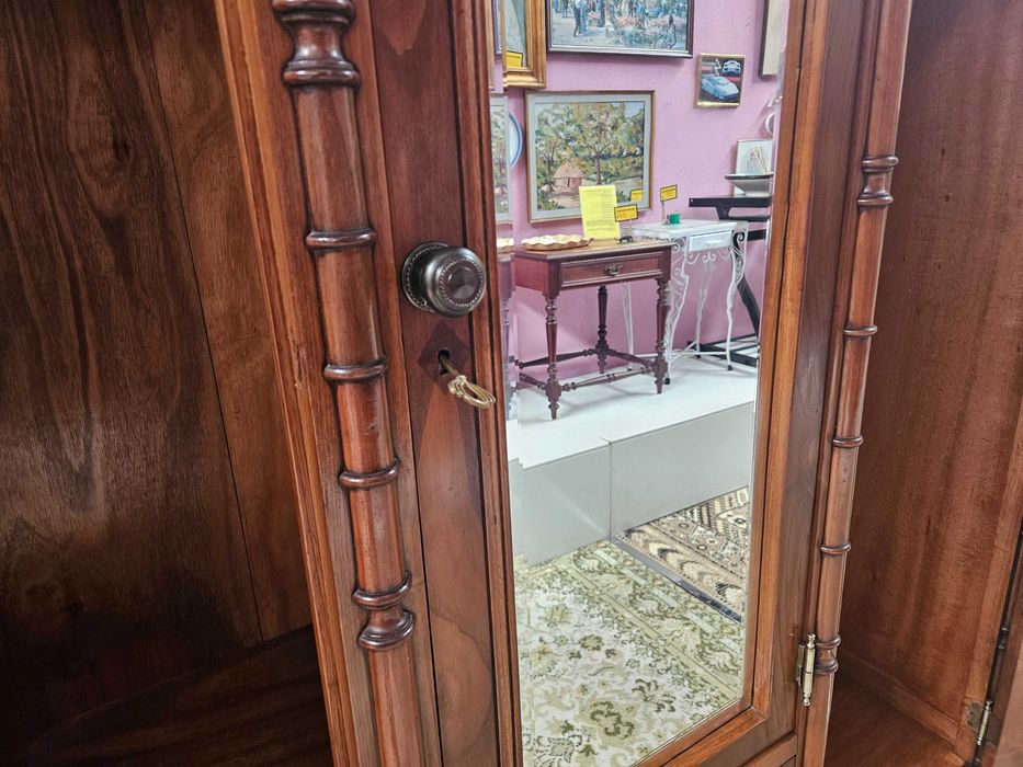 Grande roupeiro em madeira com gavetas e portas em espelho - Bom estado geral