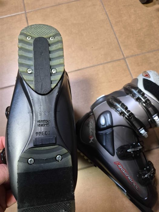 Buty narciarskie damskie 25.5 i kask UVEX z szybą 60-61