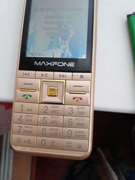 Телефон на 4 сим карты MAXFONE V12.