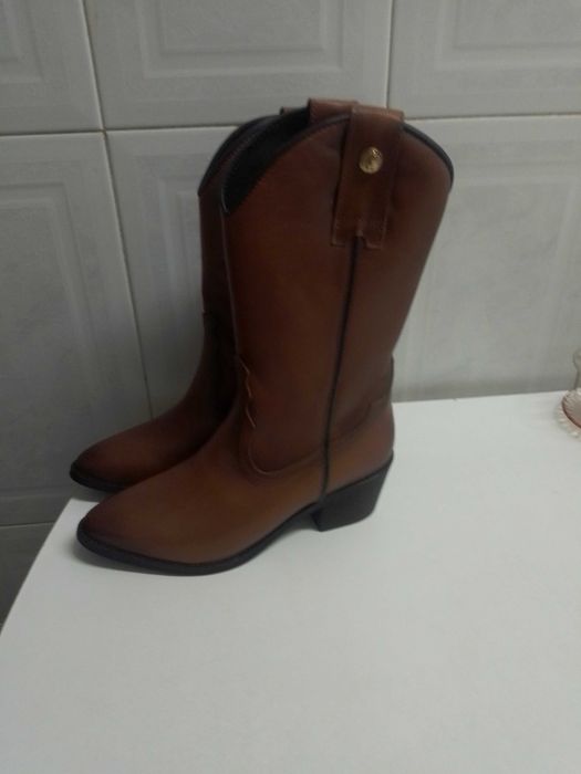 Botins em pele tamanho 40