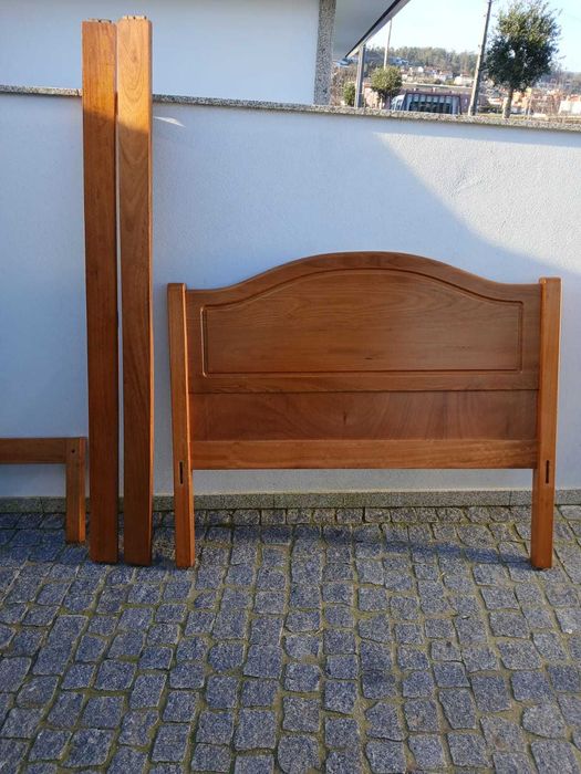 Cama em madeira maciça