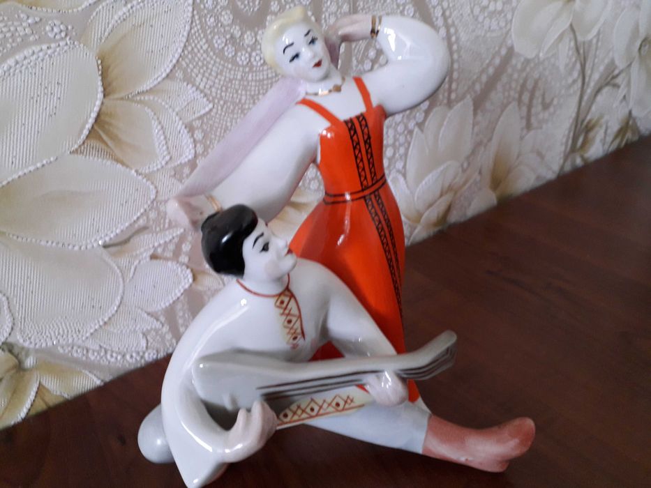 Фарфоровая статуэтка музыканты родом из СССР.