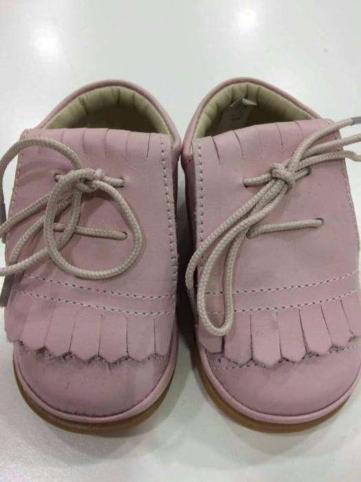 Sapatos de bebe com sola