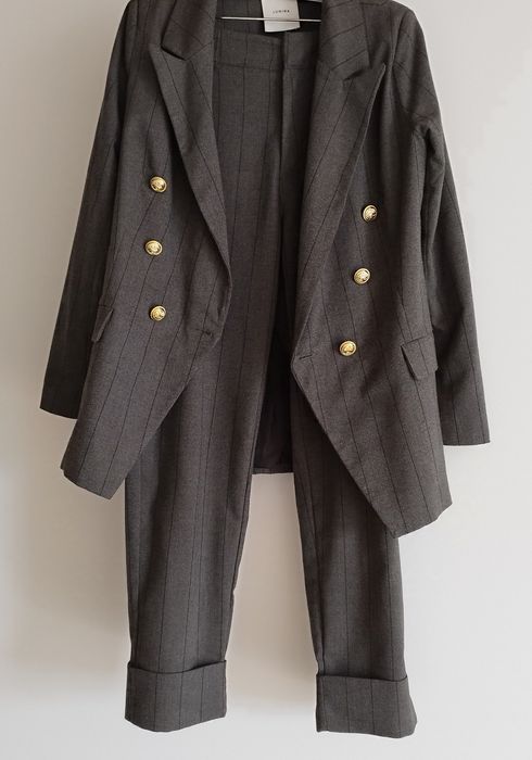 Fato cinzento às riscas da Lumina