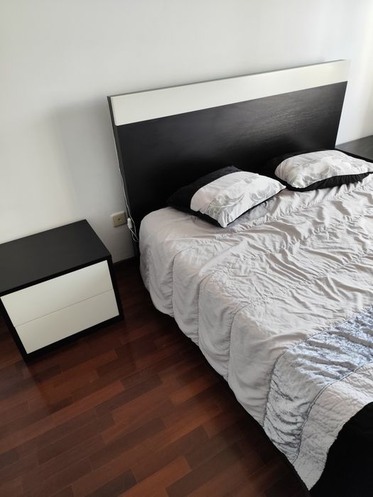 Cama de casal em madeira 150*200 com colchão e mesas de cabeceira