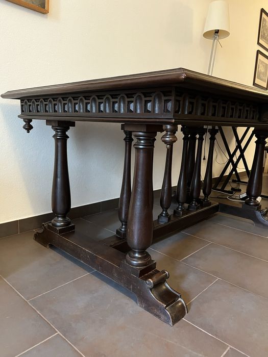 Mesa rectangular de madeira mogno