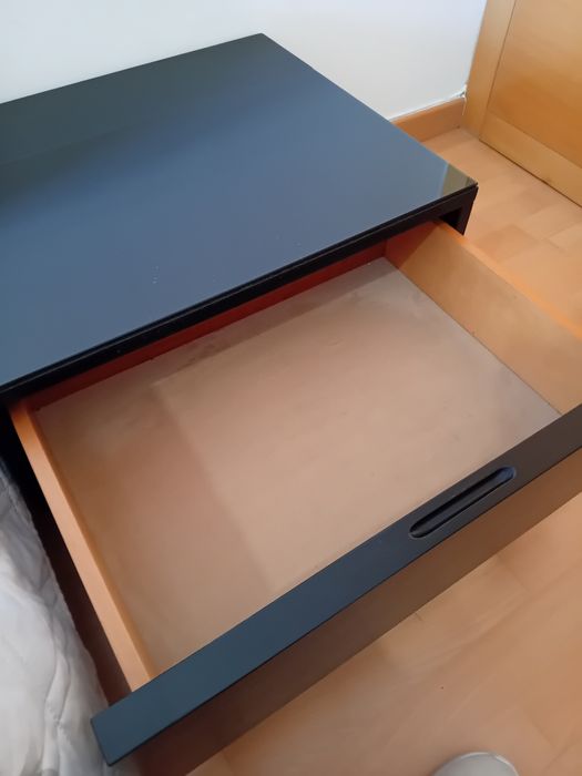 Mesas cabeceira baixas (2) em mogno preto  com tampo de vidro epés