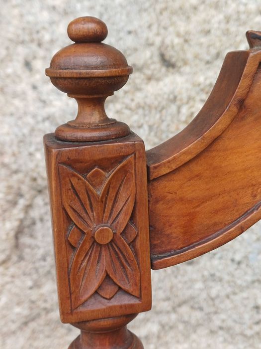 Cadeira muito antiga de madeira com assento em palhinha