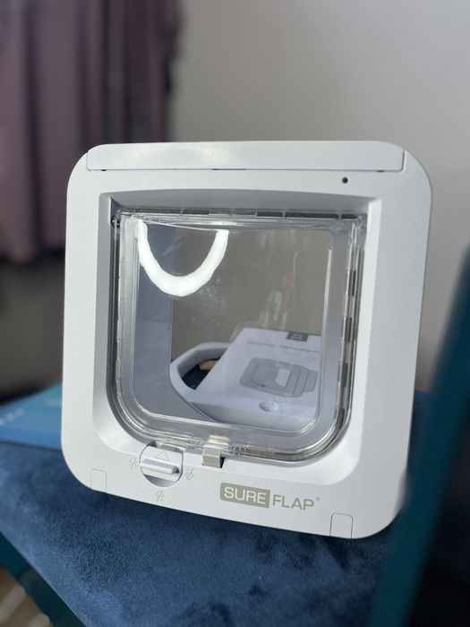 Розумні дверцята для котів SureFlap Microchip Cat Flap