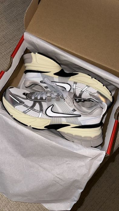 Nike Runtekk V2K White Silver трендові жіночі кросівки найк рантек в2к