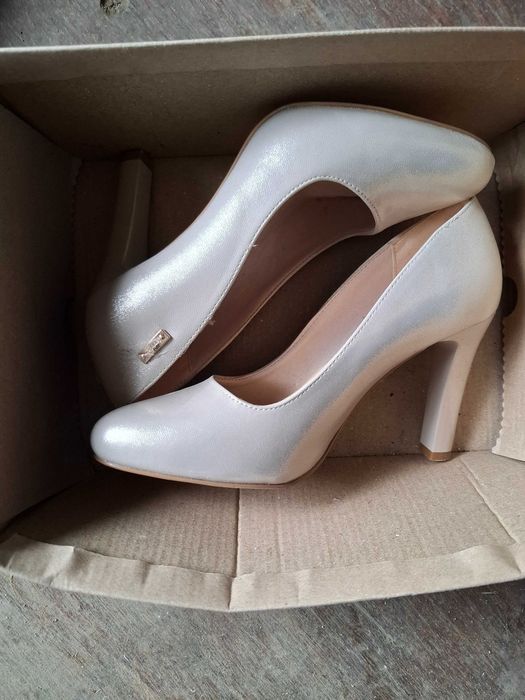 Buty na obcasie perłowe piekne r36