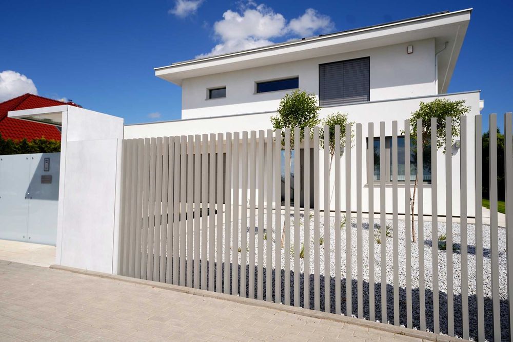 Nowoczesna Palisada Pionowa - przęsło pionowe / słupkowe -  ALUMINIUM