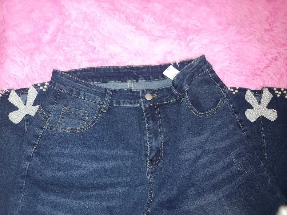 Vendo calças com enfeite