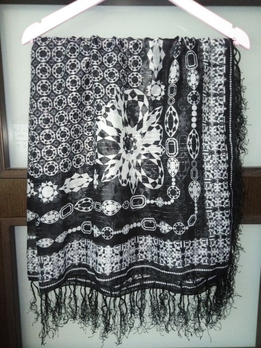 Czarno-biała chusta H&M