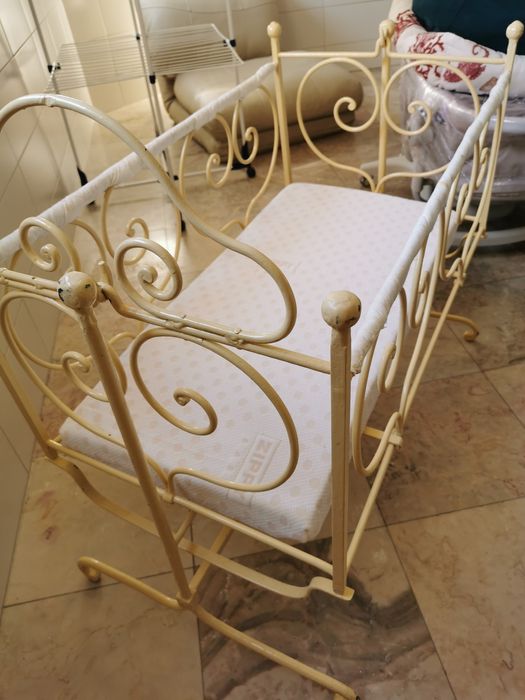 Berço antigo bem conservado. Não necessita de pintura.