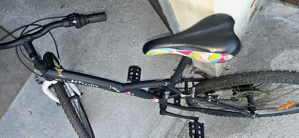 Bicicleta preta.