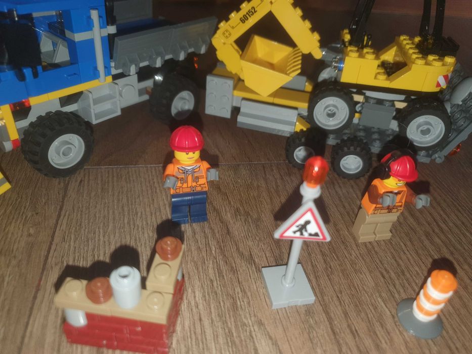 60152 Zamiatacz ulic i koparka
LEGO® City