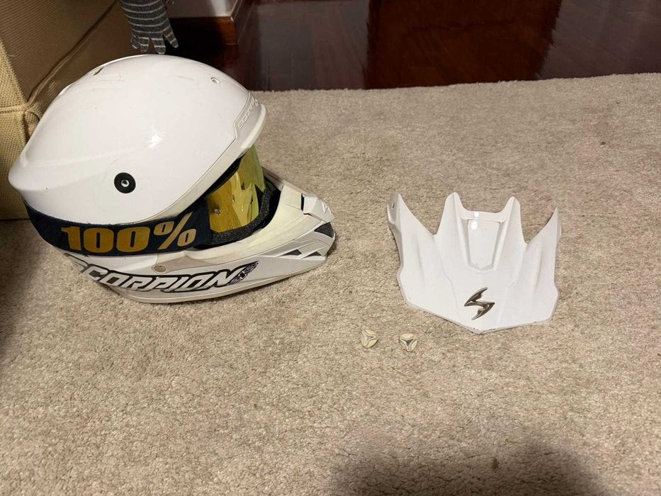 capacete com aparência esportiva