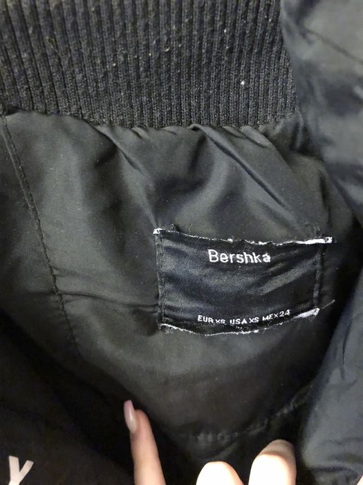 Czarna dluga kurtka zimowa bershka puchowa z kapturem parka