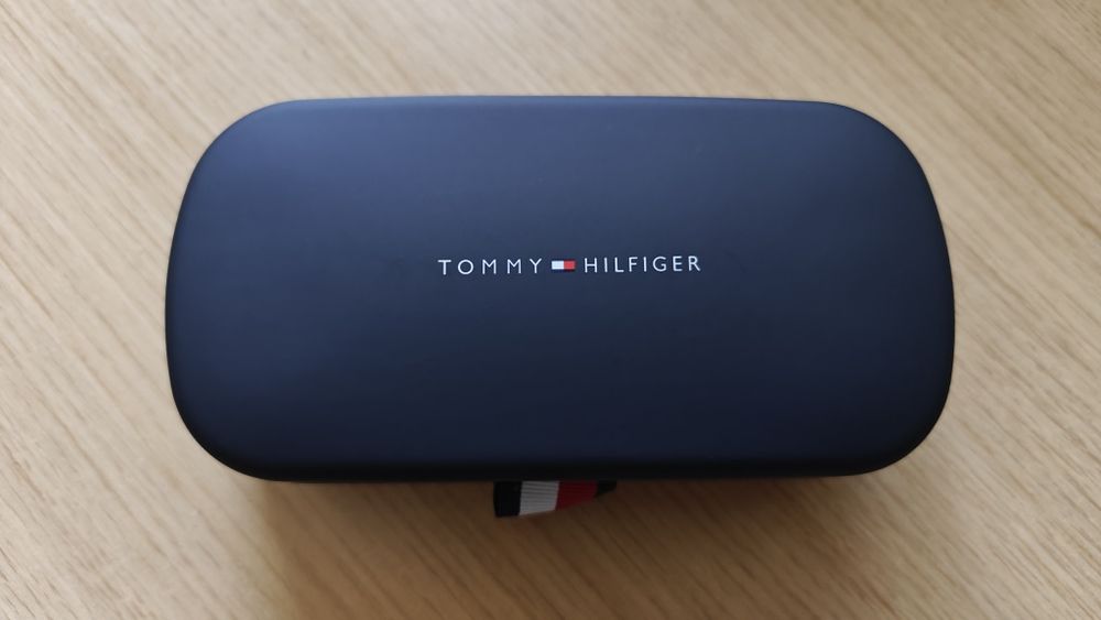 Nowy oryginalny etui na okulary Tommy Hilfiger