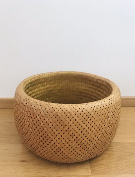 Vários cestos, candeeiro, sofá, estrado, estante