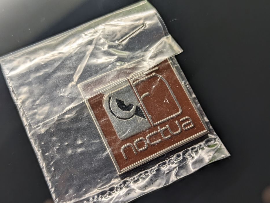 Noctua оригінальний металевий логотип / шильдик  / емблема