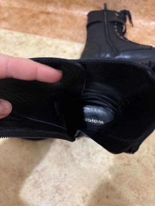 Wojas botki z ozdobną klamrą