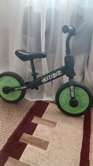Продам біговел-велосипед 3-5 років.