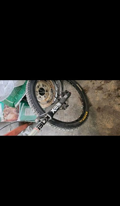 Bicicleta BTT full suspensão