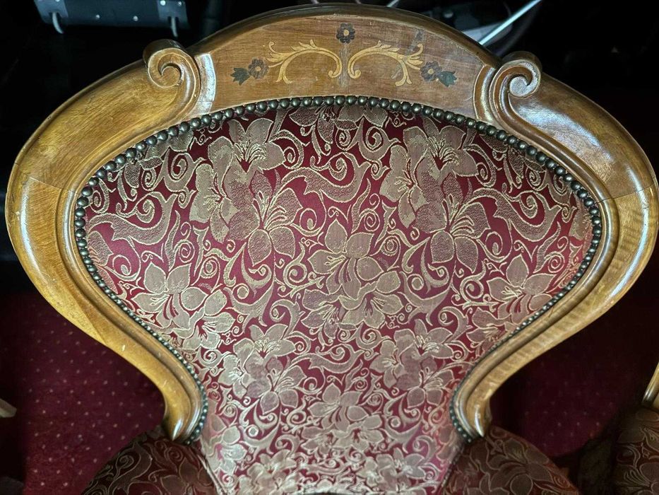 Dwa fotele ze stolikiem. Antyczne.