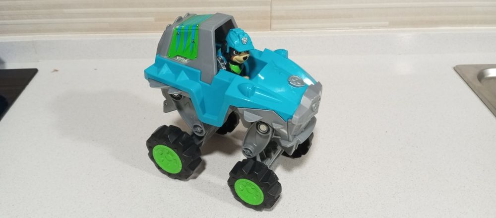 Veículo 4x4 com figura do Rex e dinossauros