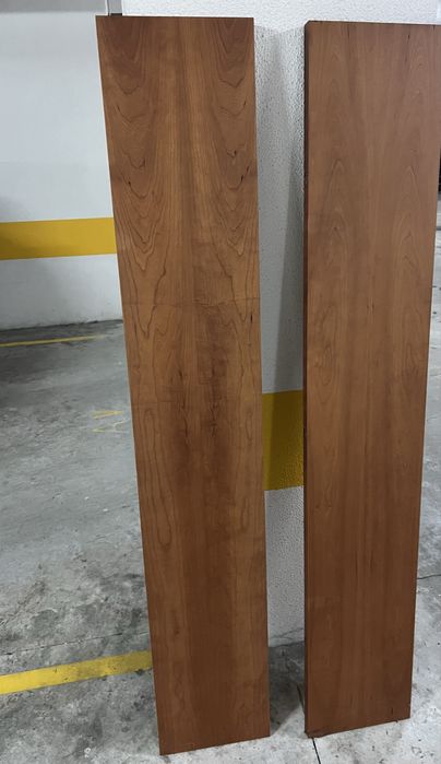 Prateleiras castanhas