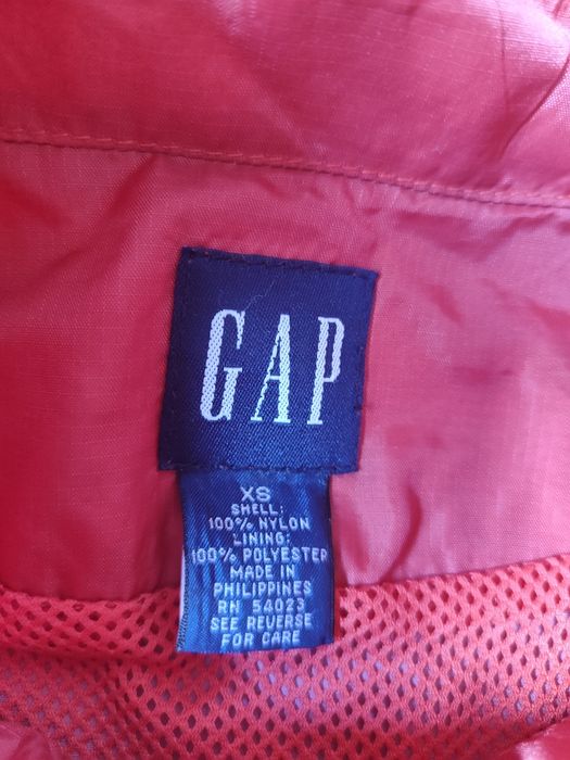 Czerwona, cienka, przeciwdeszczowa kurtka bez kaptura GAP