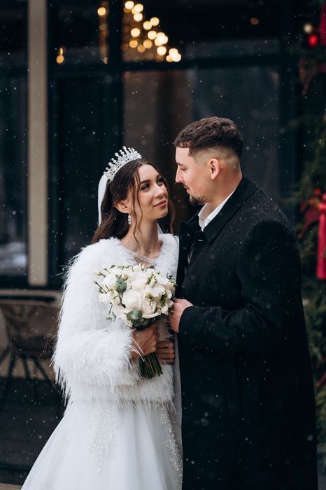 Неймовірно гарна біла шуба