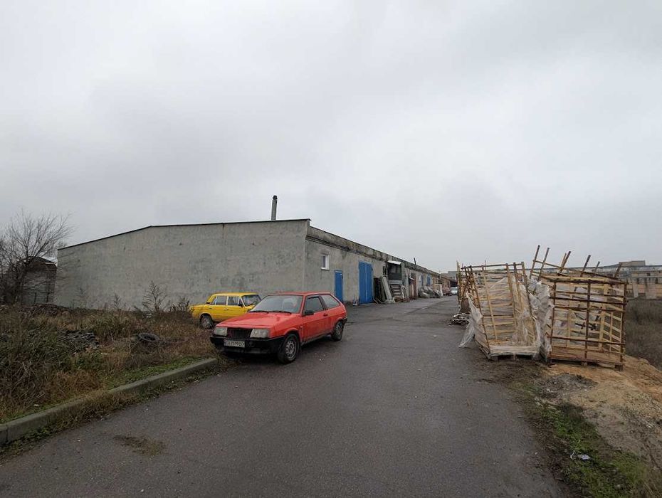 Продамо на Сурікова 3200 кв.  під виробництво чи склади