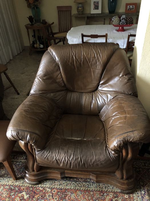 Sofás com estrutura de madeira Marinha Grande • OLX Portugal