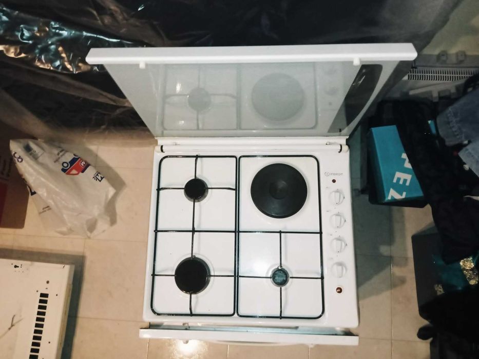 Forno Ele. + Placa Gás + Exaustor INDESIT (tudo a funcionar)